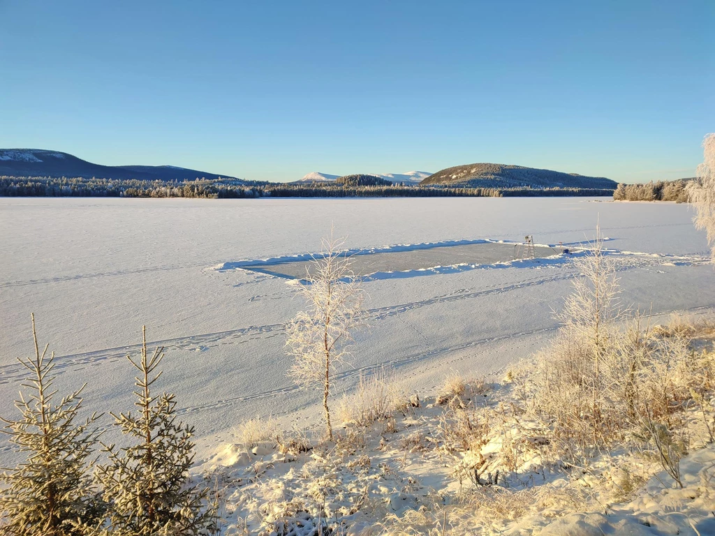 Hockeyplan med Sonfjället i bakgrunden